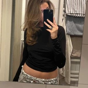 Svart fest-topp - Superfin långärmad topp med öppen rygg och snöre som man knyter själv. Perfekt till middagar eller fest⚡️Inte kommit till använding ofta