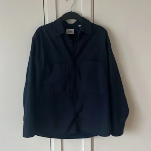 NNO7 overshirt  - Säljer denna NN07 overshirt i perfekt skick utan några spår av användning. Nypris på denn ligger på 1700 kr. Hör av er vid frågor eller funderingar 
