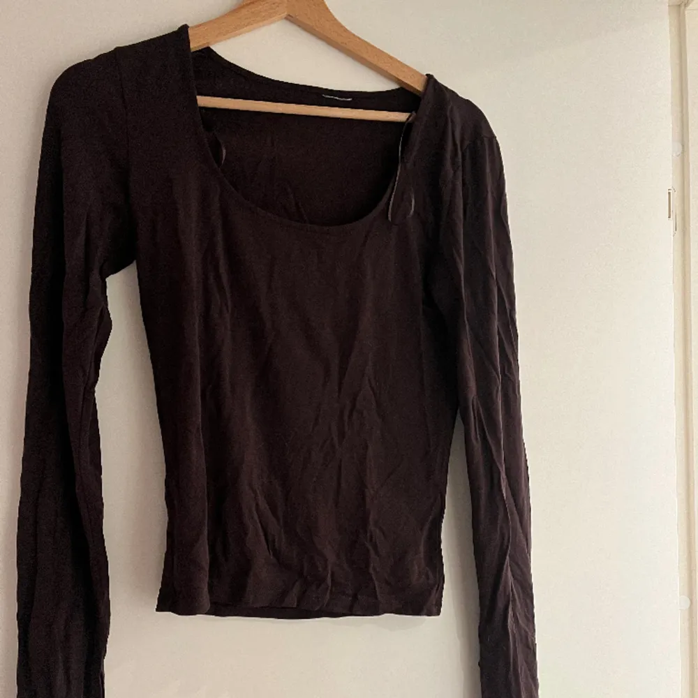Säljer denna mörkbruna tröjan ifrån Ginatricot. Soft touch storlek M . Toppar.