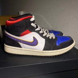 Säljer dessa Air Jordan 1 Mid ”Lakers Top 3” sneakers i väl använt skick. De är inköpta för 2000kr och nypris är runt 3800kr. Om ni har frågor är det bara att kontakta! 