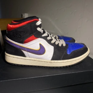 Jordan 1 Lakers Top 3 - Säljer dessa Air Jordan 1 Mid ”Lakers Top 3” sneakers i väl använt skick. De är inköpta för 2000kr och nypris är runt 3800kr. Om ni har frågor är det bara att kontakta! 