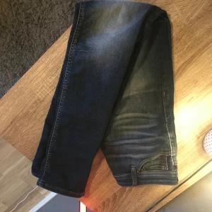 Jack&jones jeans  - Tjo, säljer dessa feta jeans till ett kanon pris då de är i nästan nyskick! Passformen är Slim och storleken är 32 i längden och 29 i midjan!💸Hör av dig vid minsta fundering, lämna vettigt prisförslag eller tryck på köp nu!🔥