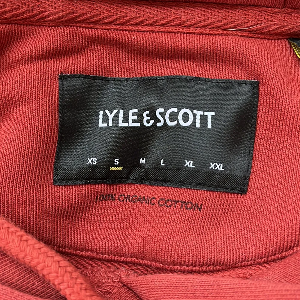 En hoodie från Lyle & Scott, Är i bra skick och Storlek S.  Nypris 800kr säljer denna för 150kr Jag är en M person. Skicka meddelande för fler bilder.. Hoodies.