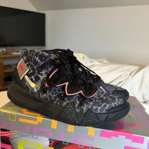 NIKE KYBRID S2 BASKET SKOR - Säljer nu mina Nike Kybrid S2 i storlek 43 då min ”hobby” session är över. Ett par special edition som Kyrie själv spelat med och är svåra att få tag på i nuläget, köpta på stockX för 2000kr ungefär, pris 1000kr men kan diskuteras vid snabb affär!