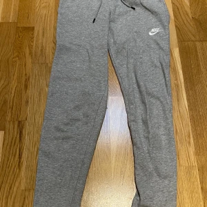 Nike mjukis - Ett par Nike mjukis byxor som blivit försmå, väldigt snygga och i fint skick!❤️