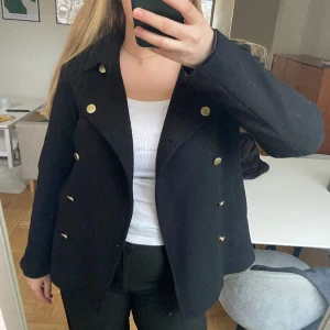 Kort svart kappa från Stockh Im - En svart kortare kappa. Fint skick och knappt använd. 