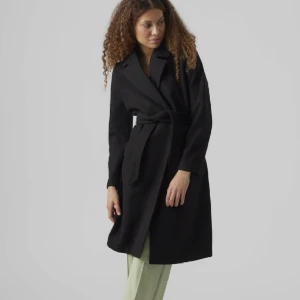 Svart kappa - Säljer denna så fina svarta kappa från Vero Moda ! Perfekt nu till våren🥰