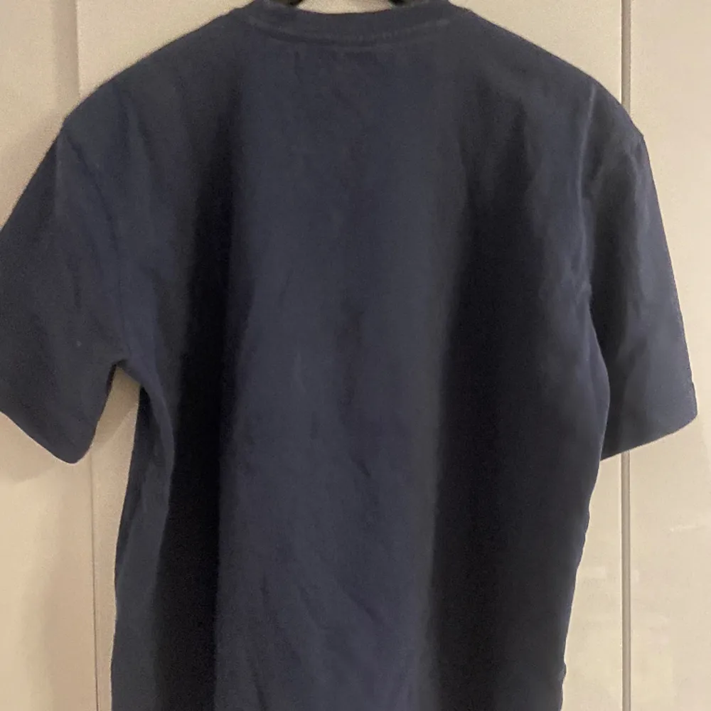 Oversized HM t shirt mörkblå Modell: heavyweight t-shirt relaxed fit  Storlek: S . T-shirts.
