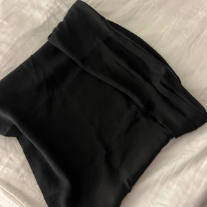 Tubtopp hm - En superfin tubtopp med en fin vik detalj , perfekt till fest osv , från hm i storlek M , finns även en lite. dragkedja på sidan så lättare o få på den 🤎