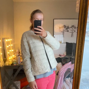 Jacka - Trendig uniqlo jacka i nyskick. Köpt i höstas men kommer inte till användning 