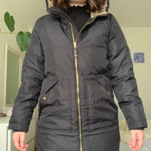 Höst/vinter jacka - Svart jacka med fakepäls i luvan. Dragkedja fram, sidan och i luvan. Fungerande fickor. Den är ganska tunn men den passar till höst. Bra skick. S/M