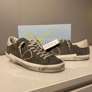 Philippe model skor grå - Tja! Säljer ett par philippe model skor i storlek 45 då de var lite för små och ångerrätten gått ut. Helt oanvända och går inte att få tag i, nypris 3500kr. Tags, lappar och låda är fortfarande kvar. Digitalt kvitto finns även. DM för övriga frågor! 