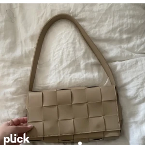 Nelly väska  - Beige väska från Nelly aldrig använd. Säljer för 150❤️