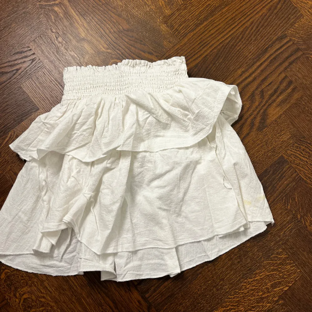 Super fin vit kjol till sommaren. Säljer pga för stor för mig. Använd 2 gånger och inget som syns på den. Skulle beskriva materialet som linne material🤍. Kjolar.