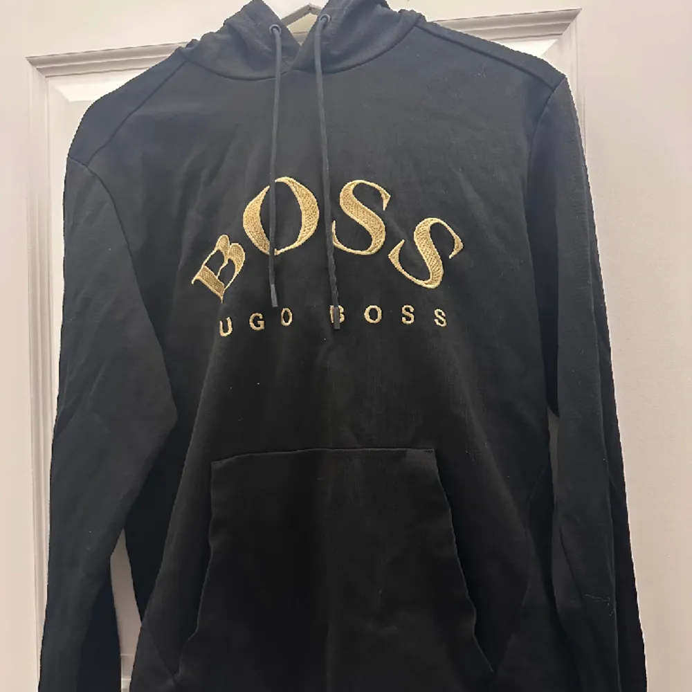 Hugo boss Hoddie i storlek M men passar även S. Bra skick . Hoodies.