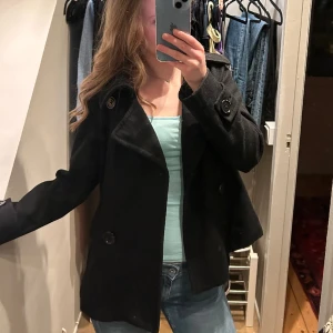 Fin kort kappa - Säljer denna korta kappan då den börjat blivit för liten för mig, jätte bra skick💛 storlek 38 men passar de som har s också 