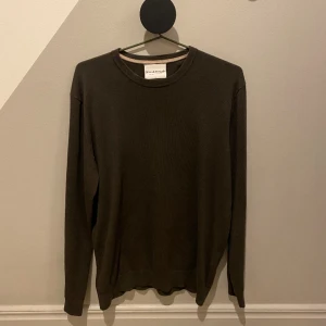 Bruun & Stengade Tröja  - En snygg Bruun & Stengade tröja i fin mörk grön färg. Tröjan är i ny skick. 55% cotton , 35% Polyester, 10% Cachemire. Hör av er vid frågor eller funderingar! 