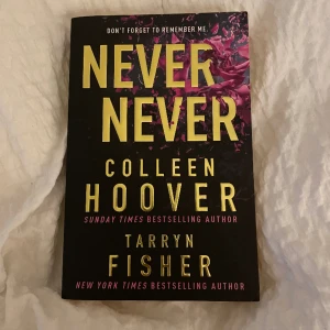 Never Never av Colleen Hoover - Läst boken darför är den lite defekt på sidan!