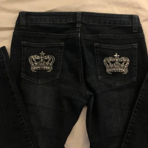 Victoria bekham jeans - Lågmidjade, lite lösa på mig. Designer jeans.