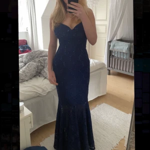 Bal klänning  - Säljer denna sjukt snygga bal klänningen. Bara använd en gång och kommer ej till användning 