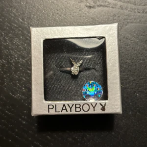 Playboy ring  - Säljer denna fina ring. Väldigt liten i storlek, se sista bild🤩