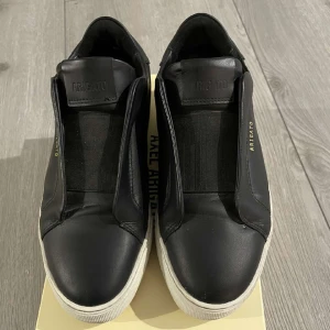 Arigastos Clean 360 Laceless skor. - Jag säljer dessa knappt använda Arigato skor, då de dessutom knappast används. Mitt ny pris var 2300kr, och jag säljer de för 1500kr. De är i bra och nyskick.