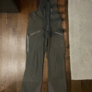 Oakley hängslebyxor - Oakley hängslebyxor för skidor Skick:7/10 Retail:2200 ca Pris 800kr Storlek M  Hör av dig om du har frågor