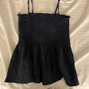 marinblå topp - söt marinblå topp i strl. xs. köpt från shein 