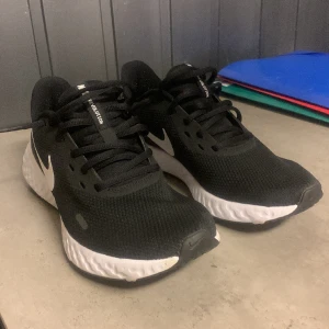 Nike löprskor - Väldigt bra skick, typ använda en gång. Säljer dom pågrund av för små.  Strl.41