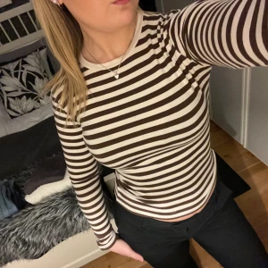 Randig långärmad tröja - Jättefin sparsamt använt brunrandig tröja från NA-KD!💗