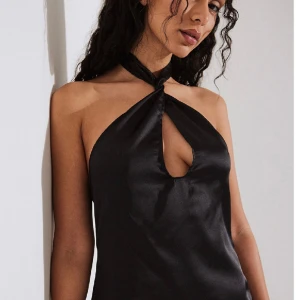 Din fest topp i satin - Svart satin Festtopp från NA-KD, aldrig använt eftersom jag tycker inte jag passar i den. Tröjan är helt ny!🩷🩷