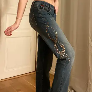 Dröm jeansen som jag hittade på second hand med lappen kvar där de stod ord.pris 1600 kr😱 Midja 38 cm rakt över och innerben 85 cm. Skriv för fler bilder🌟 👉Använd köp nu👈