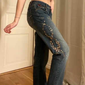 Unika jeans - Dröm jeansen som jag hittade på second hand med lappen kvar där de stod ord.pris 1600 kr😱 Midja 38 cm rakt över och innerben 85 cm. Skriv för fler bilder🌟 👉Använd köp nu👈