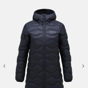 helium down parka - Använd en vinter. Bra skick inga hål eller andra skador. Nypris 3200kr. Köparen står för frakt 