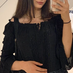 Svarta blus - Den kan vi lägg till några blusar extra för jätte billigt pris