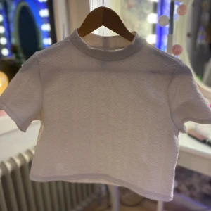Topp - En vitt topp, som har kommit till användning få antal gånger. Den är från H&M 