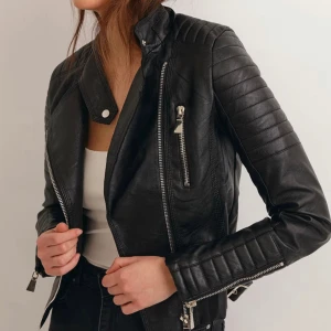 2 stycken chiquelle skinnjackor  - Säljer två stycken skinnjackor från Chiquelle. En i storlek 38 och en i storlek 40. Dom är små i storlekarna så passar en storlek mindre än vad som står 🙌🏻 båda är använda med i gott skick ändå! Köpta för 800kr/st säljes för 200kr/st. Bvsa 