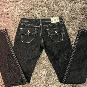Lågmidjade jeans - Säljer ett par as snygga jeans med coola detaljer. Dom är straight i modellen. Skriv om du har frågor ❤️