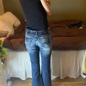SJUKT snygga low/mid Rise jeans😍 - Säljer dessa så snygga low/mid Rise och bootcut jeans😍 eftersom dom tyvärr är väldigt förkorta på mig. Skicket är även jätte fint!❤️ Jätte coola detaljer som jag älskar! Innerbenslängden: 68 Midjemått: 67 + strechiga! Jag är 178 och dom är förkorta! 