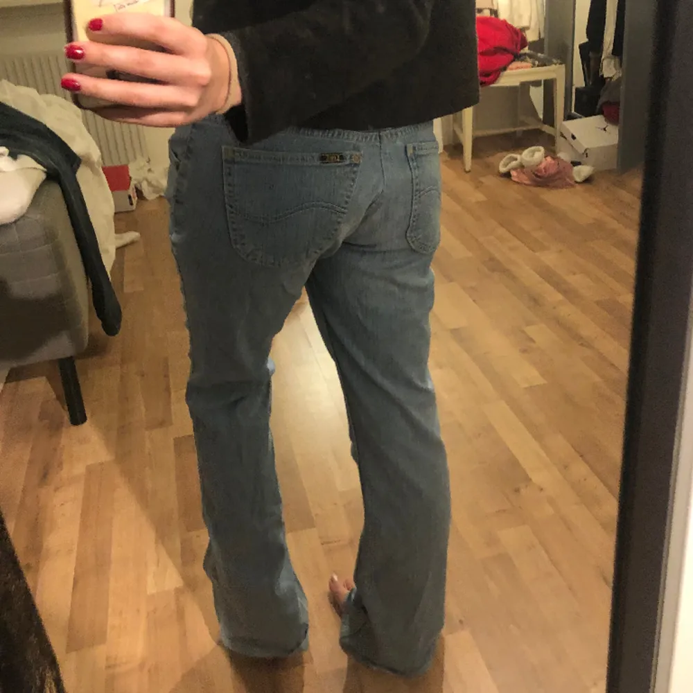 Sjukt snygga lågmidjade jeans från Lee köpta vintage i Italien. Tyvärr lite långa på mig som är 160 😩. I fint skick🤍 Midjemått är 39 cm och innerbenslängd 75cm🫶🏻. Jeans & Byxor.
