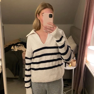 Stickad från Gina  - Stickad tröja från ginatricot i storlek s i marinblå/vit färg 