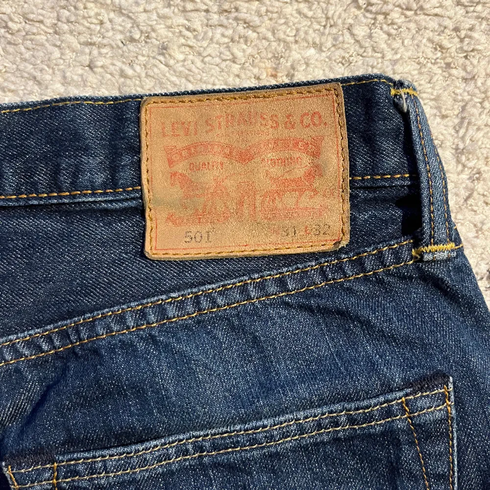 Snygga Levis jeans i modellen 501. Jeansen är i en mörk tvätt och köpta second hand🤌🏼. Jeans & Byxor.