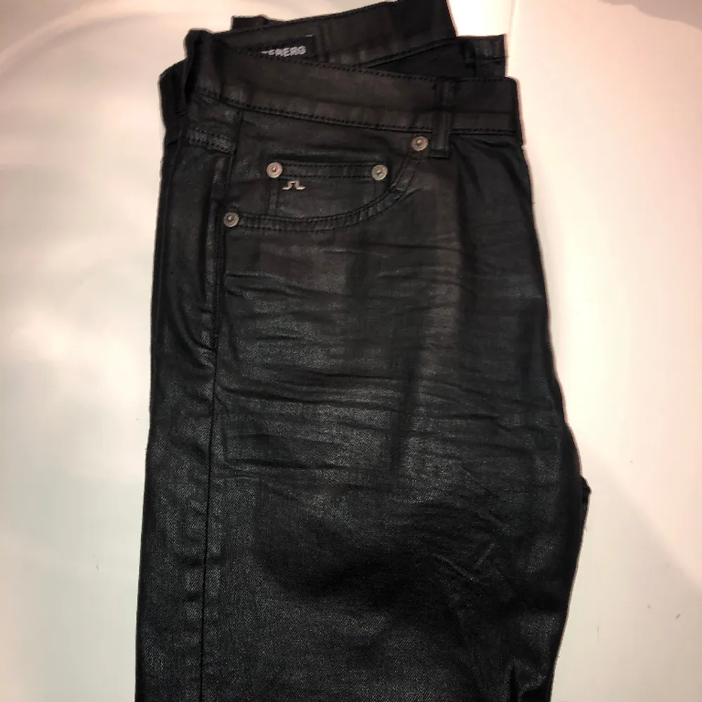 JJ LINDEBERG WAXED JEANS. Jeans & Byxor.
