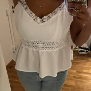 vit spetstopp - säljer denna vita spetstopp eftersom jag inte använder mig av den längre💘