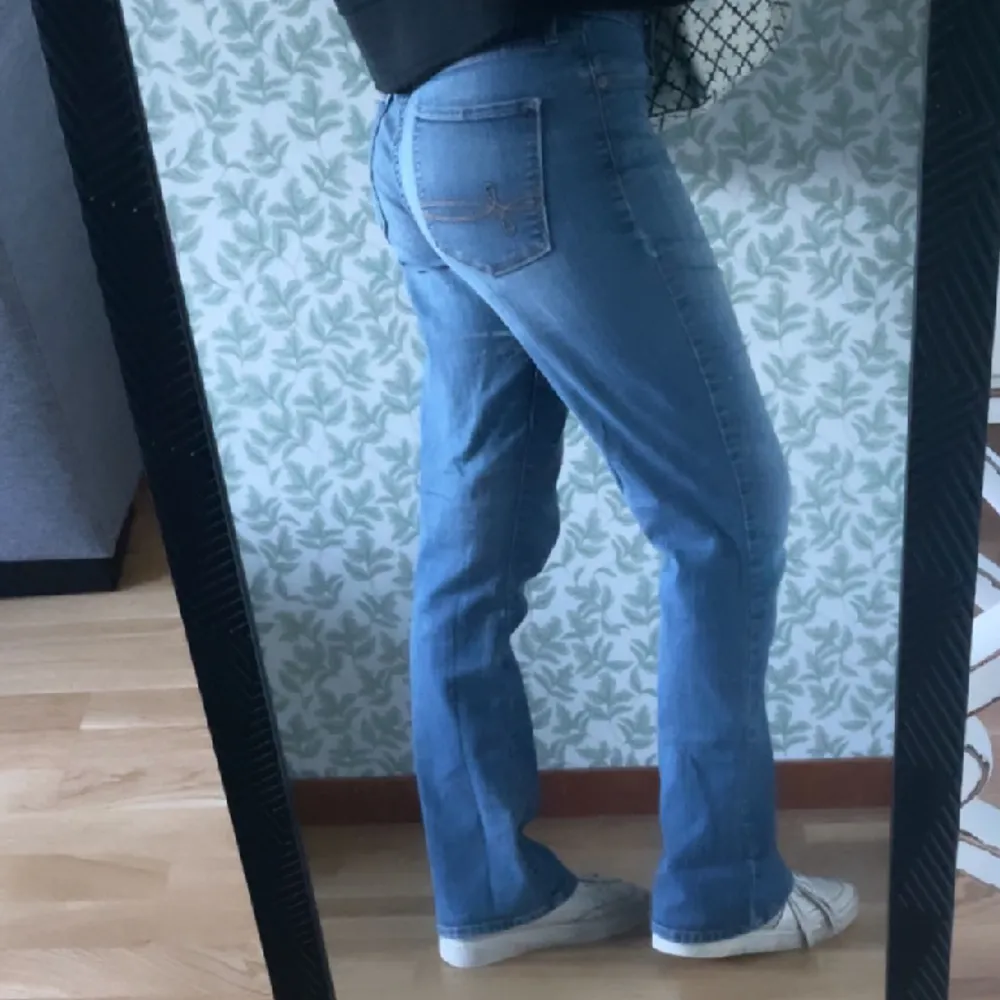 detta är thrifted i usa. jätte fina och äkta levis, inga skador.. Jeans & Byxor.