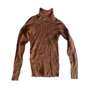 Polotröja - Ribbad, stretchig polotröja. Använde den mycket förut men inte så mycket längre tyvärr, men är i fint skick!