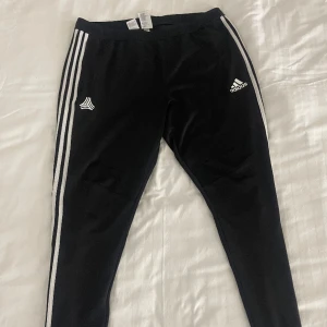 Adidas byxor  - Adidas byxor i Stl XL, fint skick men är väl använda ( skick 8/10) det finns inga fläckar eller defekter på produkten. Kontakta vid frågor :)