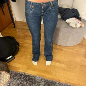 As snygga lågmidjade jeans!❤️ Midjemått: rakt över 35cm+strech  Innebenslängd: 85cm, hon på bilden är 165