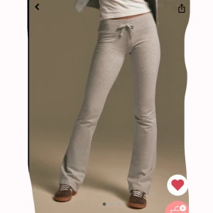 Mjukisbyxor  - Söljer dessa trendiga mjukisbyxor från Nelly som är lågmidjade och utsvöngda. Nypris är 350kr men jag säljer för 275❤️ endast använda en gång. Skriv för egna bilder