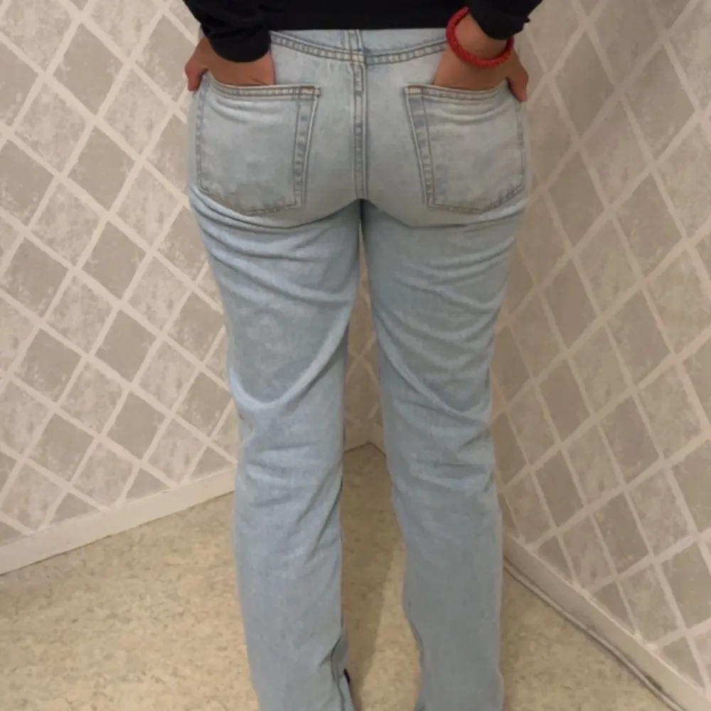 Säljer mina jeans från Nelly då jag inte längre använder de använt några gånger ganska bra skick 🩷ny pris 199kr . Jeans & Byxor.